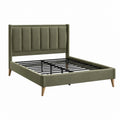 Cama doble tapizada en lino verde con patas de madera de haya